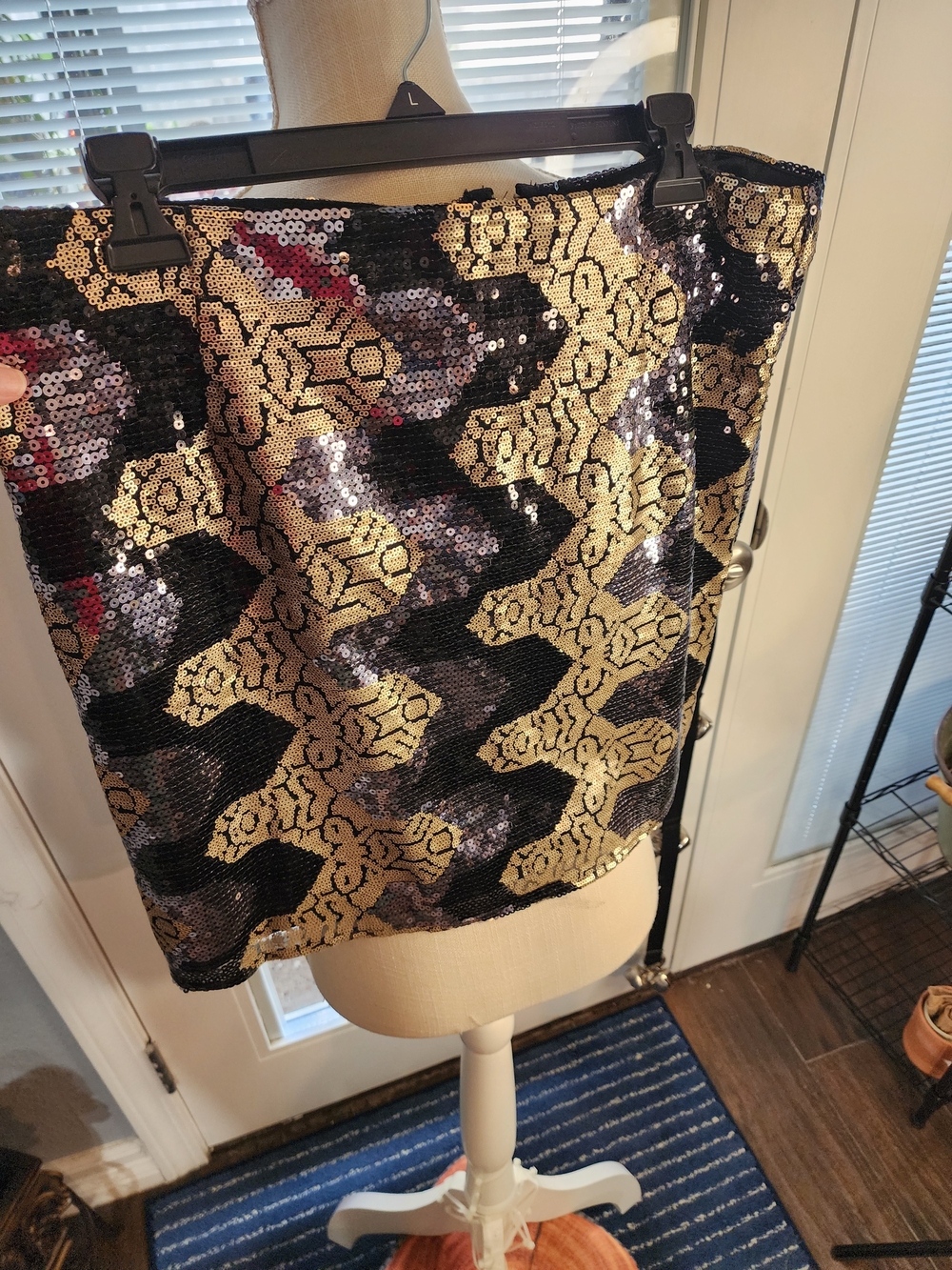 Sequin Patterned Mini Skirt in Black & Gold